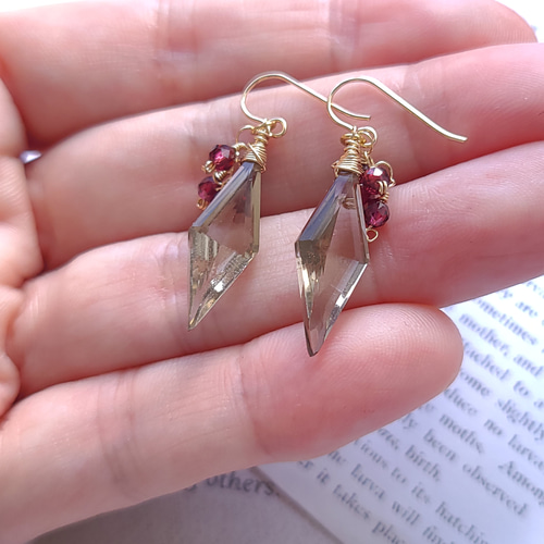 天然石 14kgf 宝石質スモーキークォーツとガーネットのピアス