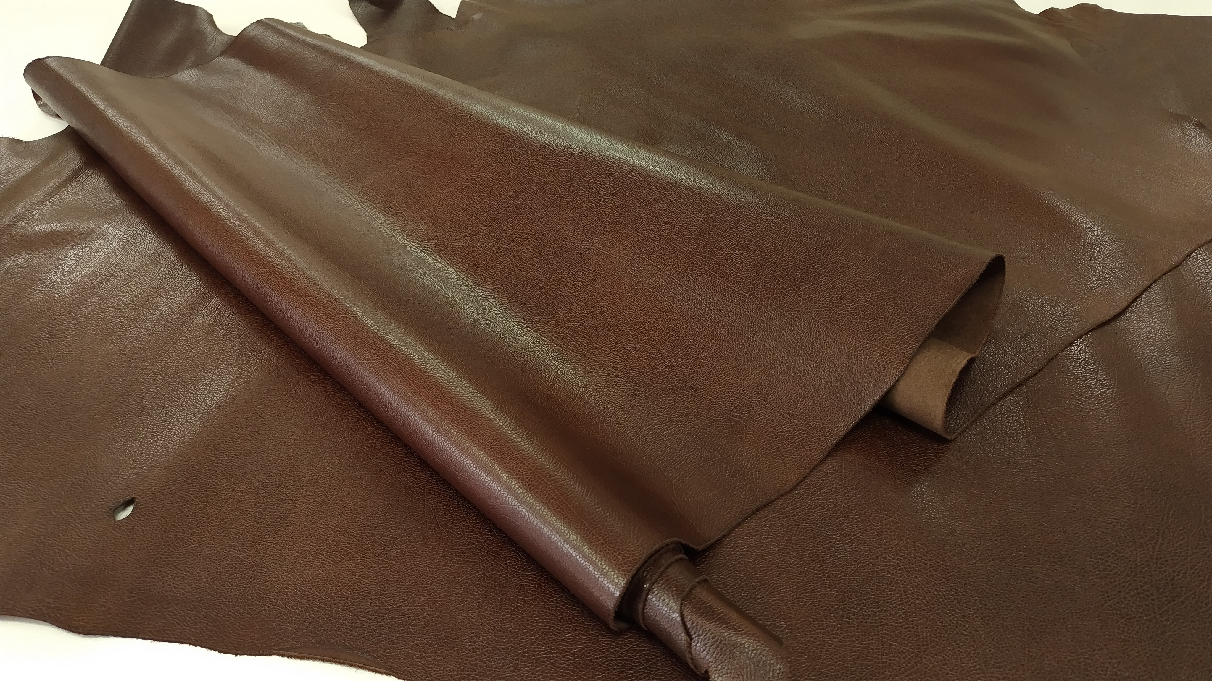 BE96　 国産牛革　こげ茶系　150デシ程度　1.2ｍｍ程度