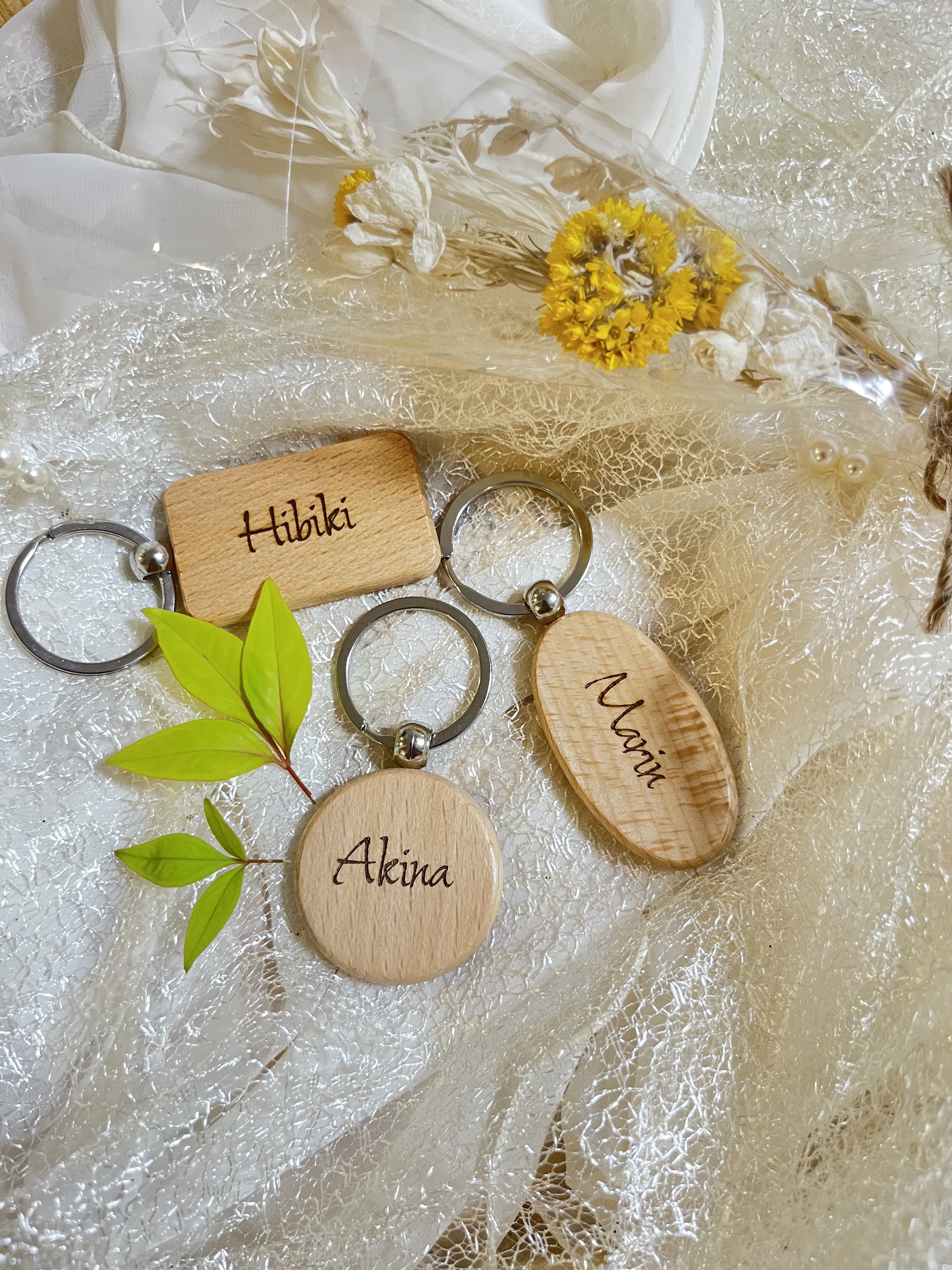 ネームキーホルダー 名前入りキーホルダー 名入れギフト 席札 木製 記念品 ネームキーホルダー 名前入りキーホルダー 名入れギフト 席札 木製