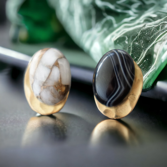 【両耳ピアス/brass+stone】アシンメトリーピアス　ストライプオニキス + コッパーカルサイト 1枚目の画像