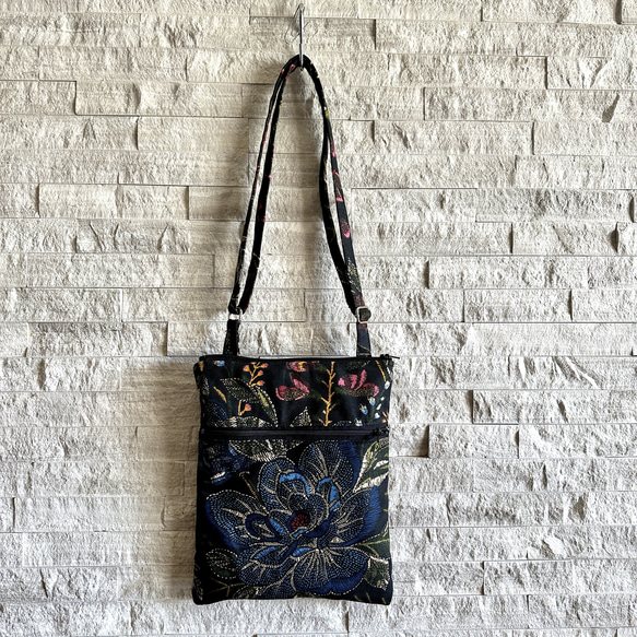 ポシェットバッグ / サコッシュ - Embroidered Blooms Noir 2枚目の画像