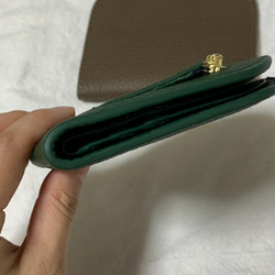 レザー　二つ折り財布　極薄　本格　ソフトレザー　スリムウォレット　ダークグリーン　人気デザイン 4枚目の画像