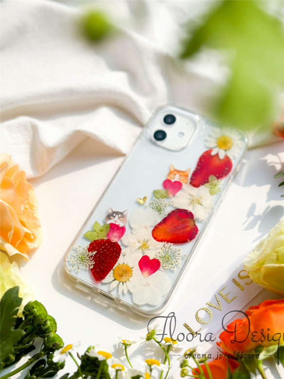 [茂みから様子を窺う ネコ ]  猫 押し花  ドライフラワー スマホ ケース iPhone15 14 13 12 SE 4枚目の画像