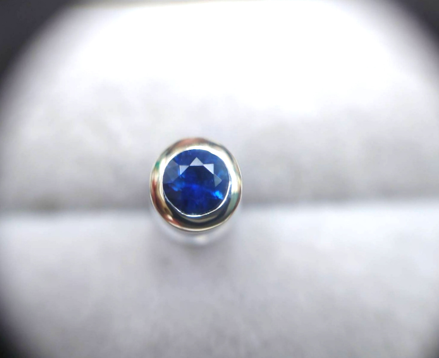 【片側のみ】再販売未定 プラチナ900 サファイア 覆輪ピアス  9月 Pt900