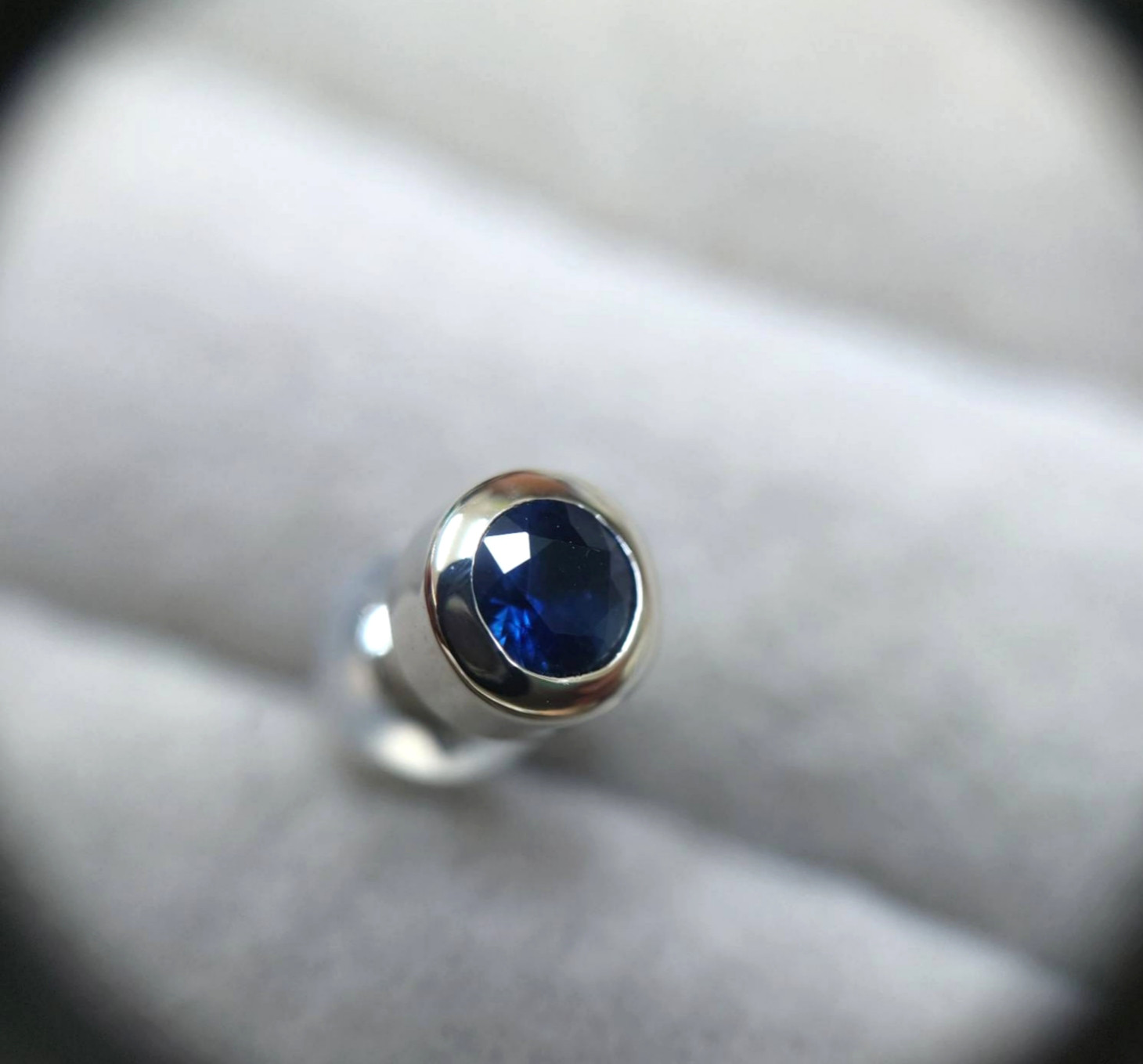 【片側のみ】再販売未定 プラチナ900 サファイア 覆輪ピアス  9月 Pt900