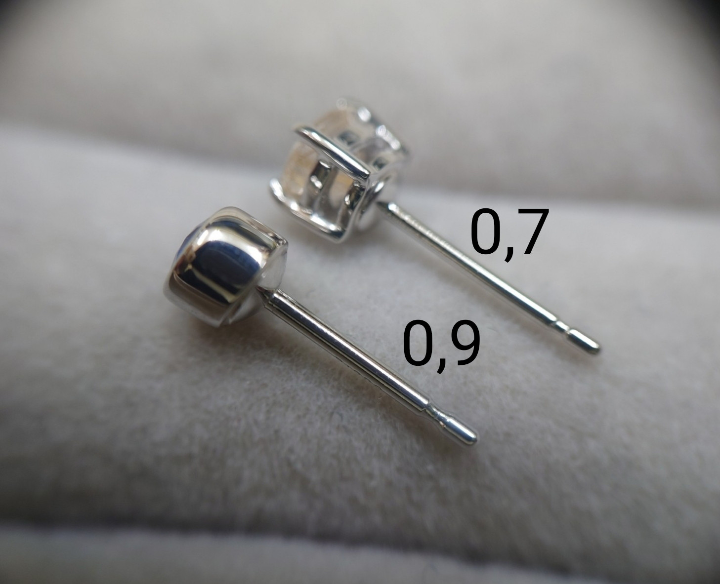 【片側のみ】再販売未定 プラチナ900 サファイア 覆輪ピアス  9月 Pt900