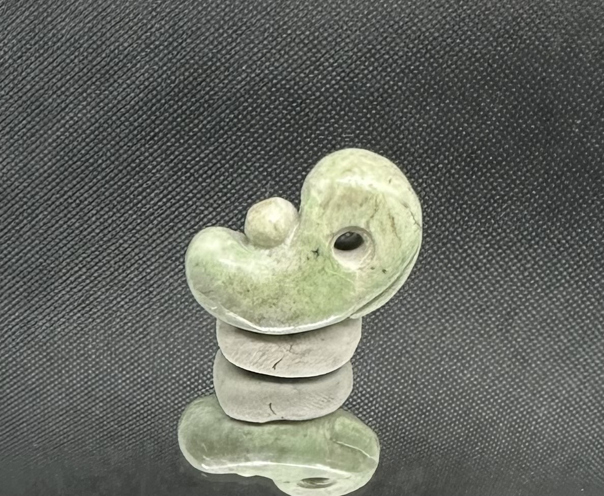 飛龍護宝珠翡翠勾玉