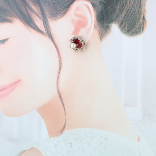 タティングレースの華やかビジューピアス（イヤリング） ピアス