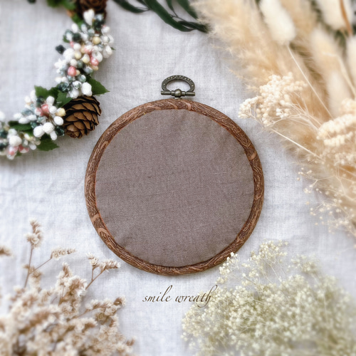 新春セール￥5500→￥4900【本を読む女の子刺繍フレームオレンジ