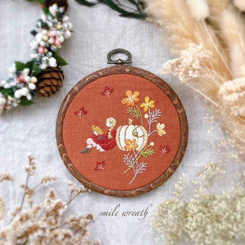 新春セール￥5500→￥4900【本を読む女の子刺繍フレームオレンジ