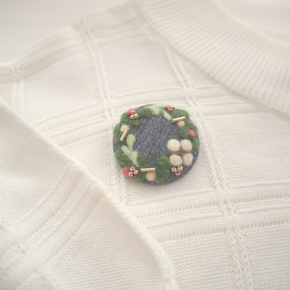 草花を描いた羊毛フェルト・ビーズ刺繍のブローチ（リース・ネイビー） 3枚目の画像