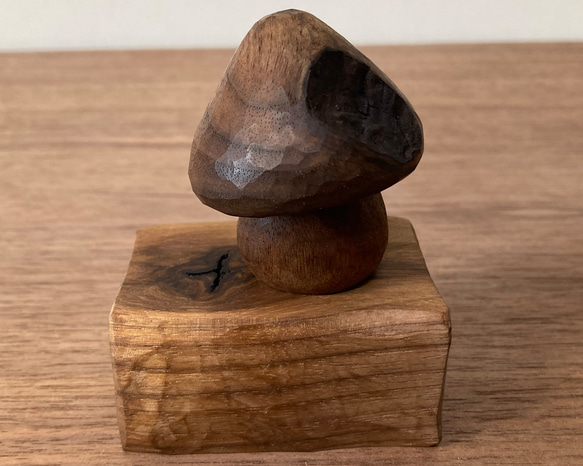 キノコの置物 木彫り 台付き（木材：ウォルナット節あり）（No.S1006） 3枚目の画像