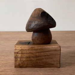 キノコの置物 木彫り 台付き（木材：ウォルナット節あり）（No.S1006） 2枚目の画像