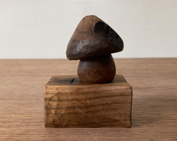 キノコの置物 木彫り 台付き（木材：ウォルナット節あり）（No.S1006） 2枚目の画像