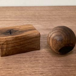 キノコの置物 木彫り 台付き（木材：ウォルナット節あり）（No.S1006） 8枚目の画像