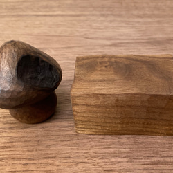 キノコの置物 木彫り 台付き（木材：ウォルナット節あり）（No.S1006） 11枚目の画像