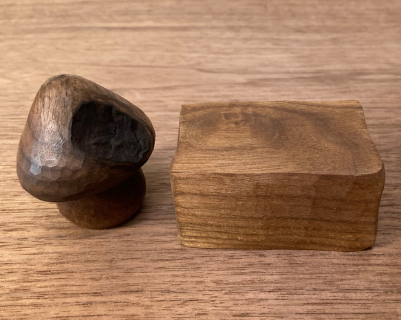 キノコの置物 木彫り 台付き（木材：ウォルナット節あり）（No.S1006） 11枚目の画像