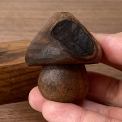 キノコの置物 木彫り 台付き（木材：ウォルナット節あり）（No.S1006） 7枚目の画像