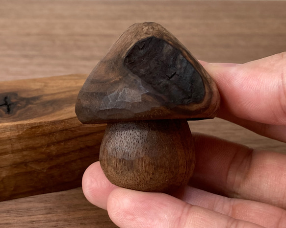 キノコの置物 木彫り 台付き（木材：ウォルナット節あり）（No.S1006） 7枚目の画像