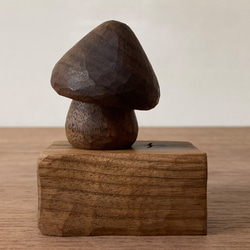 キノコの置物 木彫り 台付き（木材：ウォルナット節あり）（No.S1006） 4枚目の画像