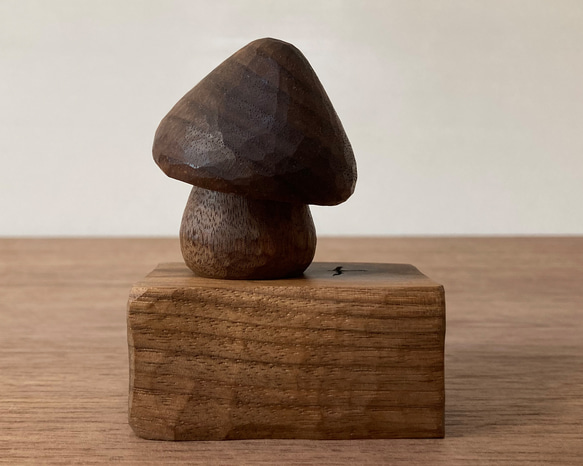 キノコの置物 木彫り 台付き（木材：ウォルナット節あり）（No.S1006） 4枚目の画像