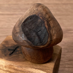 キノコの置物 木彫り 台付き（木材：ウォルナット節あり）（No.S1006） 1枚目の画像