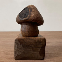 キノコの置物 木彫り 台付き（木材：ウォルナット節あり）（No.S1006） 5枚目の画像