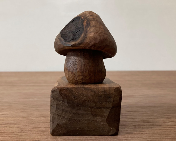 キノコの置物 木彫り 台付き（木材：ウォルナット節あり）（No.S1006） 5枚目の画像