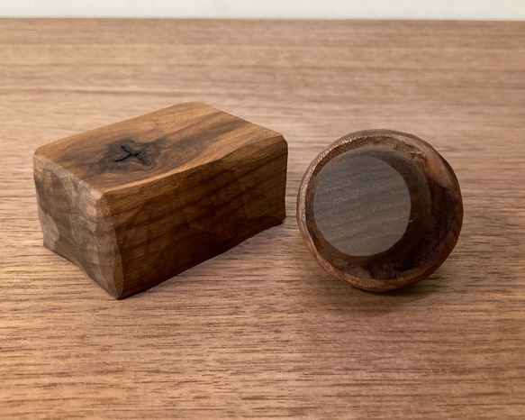 キノコの置物 木彫り 台付き（木材：ウォルナット節あり）（No.S1006） 9枚目の画像