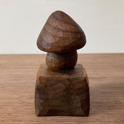 キノコの置物 木彫り 台付き（木材：ウォルナット節あり）（No.S1006） 6枚目の画像
