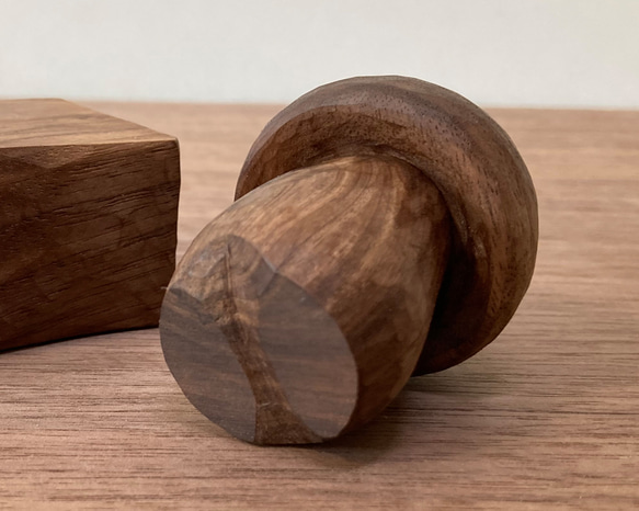 キノコの置物 木彫り 台付き（木材：ウォルナット節あり）（No.S1007） 13枚目の画像