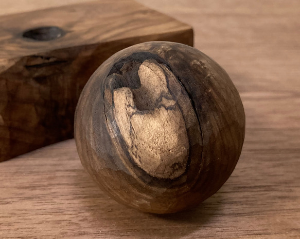 キノコの置物 木彫り 台付き（木材：ウォルナット節あり）（No.S1007） 12枚目の画像
