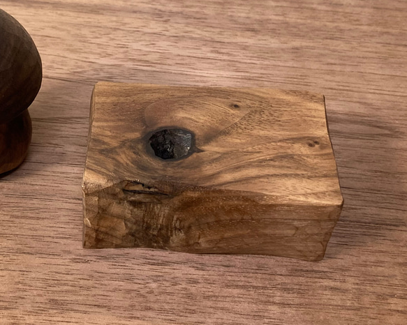 キノコの置物 木彫り 台付き（木材：ウォルナット節あり）（No.S1007） 9枚目の画像