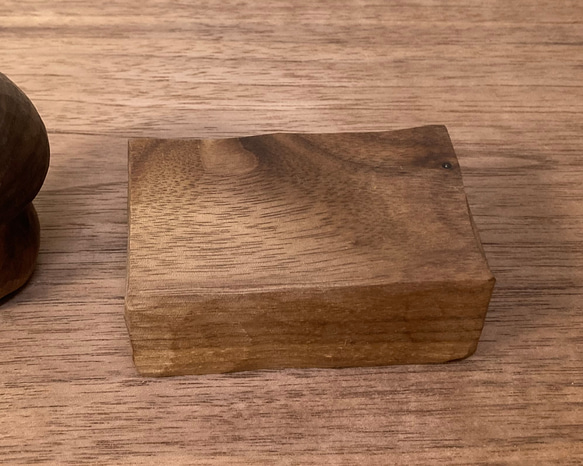 キノコの置物 木彫り 台付き（木材：ウォルナット節あり）（No.S1007） 10枚目の画像