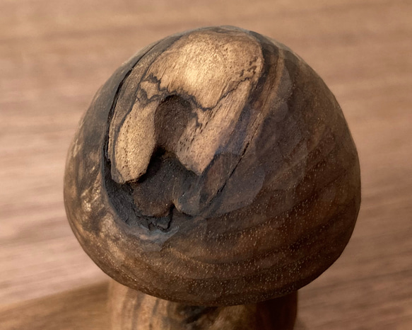キノコの置物 木彫り 台付き（木材：ウォルナット節あり）（No.S1007） 6枚目の画像
