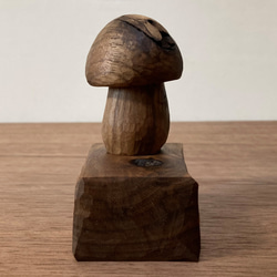 キノコの置物 木彫り 台付き（木材：ウォルナット節あり）（No.S1007） 5枚目の画像