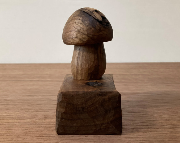 キノコの置物 木彫り 台付き（木材：ウォルナット節あり）（No.S1007） 5枚目の画像