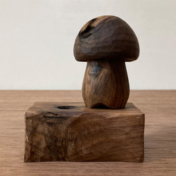 キノコの置物 木彫り 台付き（木材：ウォルナット節あり）（No.S1007） 2枚目の画像