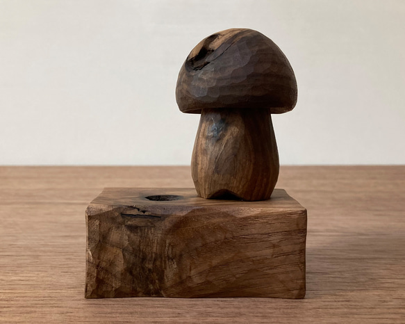 キノコの置物 木彫り 台付き（木材：ウォルナット節あり）（No.S1007） 2枚目の画像