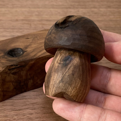 キノコの置物 木彫り 台付き（木材：ウォルナット節あり）（No.S1007） 11枚目の画像