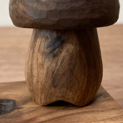 キノコの置物 木彫り 台付き（木材：ウォルナット節あり）（No.S1007） 7枚目の画像
