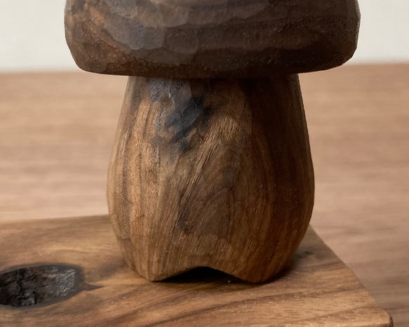キノコの置物 木彫り 台付き（木材：ウォルナット節あり）（No.S1007） 7枚目の画像
