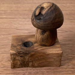 キノコの置物 木彫り 台付き（木材：ウォルナット節あり）（No.S1007） 1枚目の画像