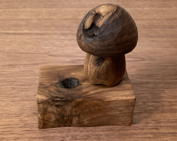 キノコの置物 木彫り 台付き（木材：ウォルナット節あり）（No.S1007） 1枚目の画像
