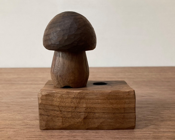 キノコの置物 木彫り 台付き（木材：ウォルナット節あり）（No.S1007） 4枚目の画像
