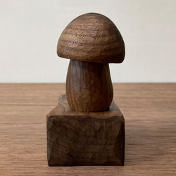 キノコの置物 木彫り 台付き（木材：ウォルナット節あり）（No.S1007） 3枚目の画像