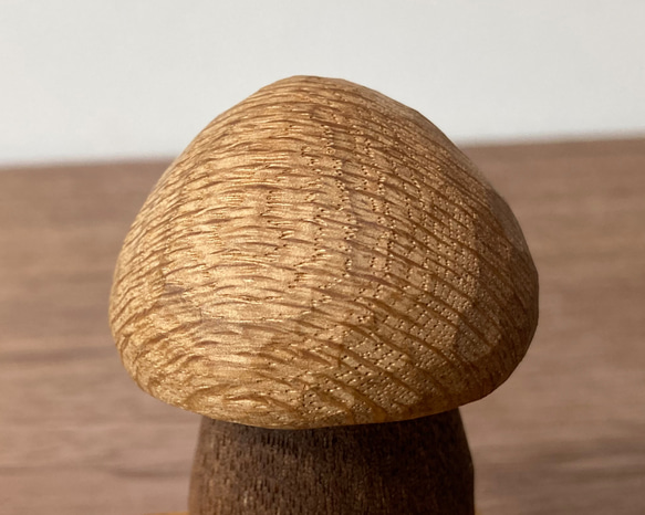 キノコの置物 木彫り 台付き（木材：ナラ/ウォルナット/クルミ）（No.S1008） 11枚目の画像