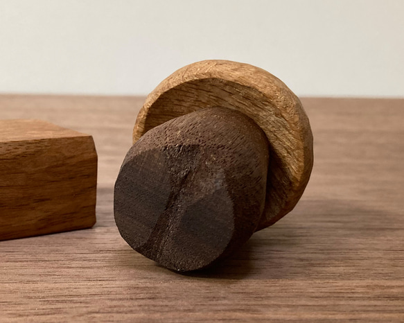 キノコの置物 木彫り 台付き（木材：ナラ/ウォルナット/クルミ）（No.S1008） 8枚目の画像