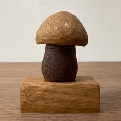 キノコの置物 木彫り 台付き（木材：ナラ/ウォルナット/クルミ）（No.S1008） 3枚目の画像