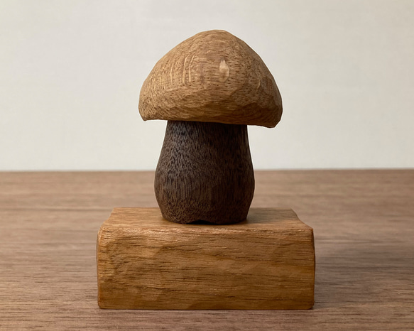キノコの置物 木彫り 台付き（木材：ナラ/ウォルナット/クルミ）（No.S1008） 3枚目の画像